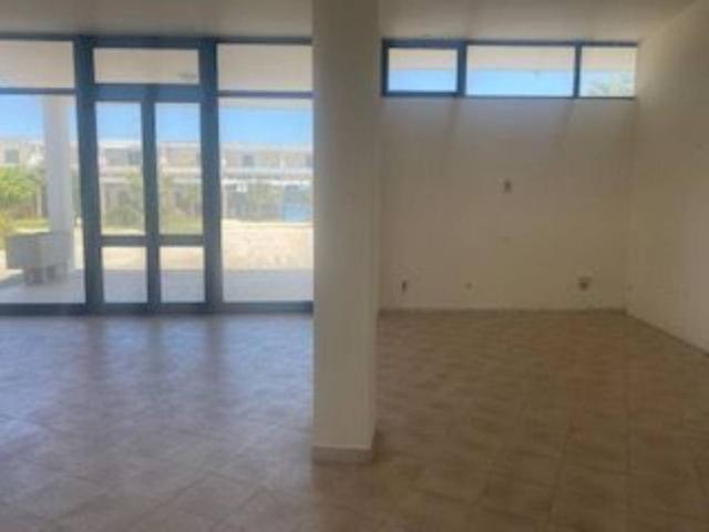 Locale Commerciale in vendita a San Cataldo, Puglia