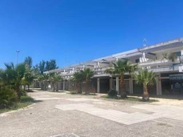 Locale Commerciale in vendita a San Cataldo, Puglia