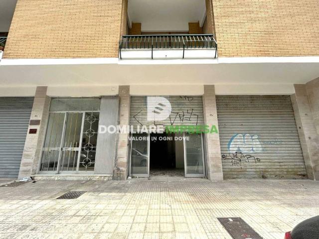 Locale Commerciale in vendita a Puglia, Lecce