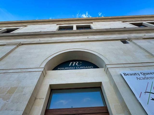Locale Commerciale in vendita a Puglia, Lecce