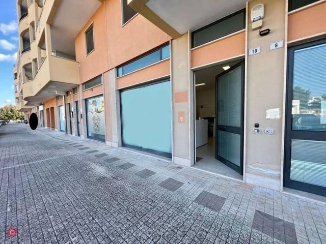 Locale Commerciale in vendita a Puglia, Lecce