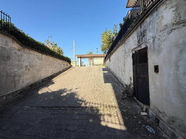 Locale Commerciale in vendita a Puglia, Lecce