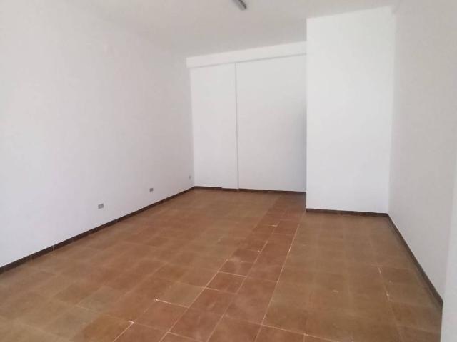 Locale Commerciale in vendita a Puglia, Lecce