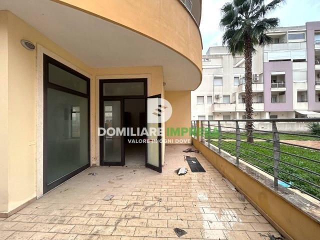 Locale Commerciale in vendita a Puglia, Lecce