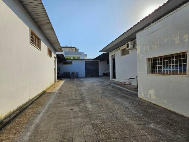 Locale Commerciale in vendita a Puglia, Lecce
