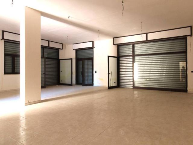 Locale Commerciale in vendita a Puglia, Lecce