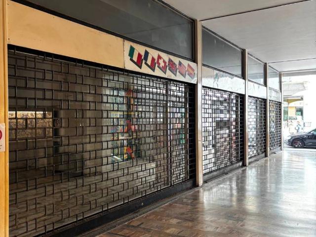 Locale Commerciale in vendita a Caleotto, Lecco