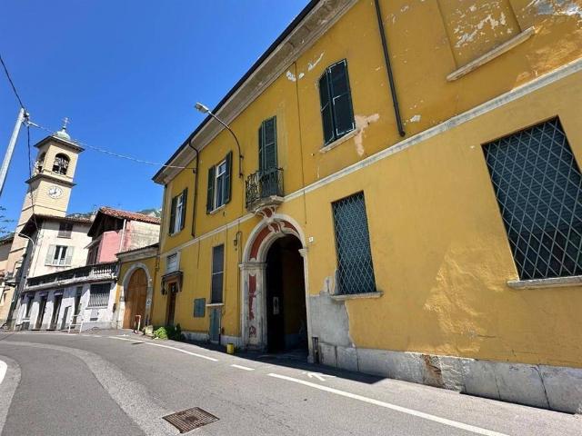 Locale Commerciale in vendita a Acquate, Lecco