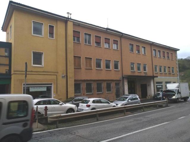 Locale Commerciale in vendita a Leffe, Bergamo