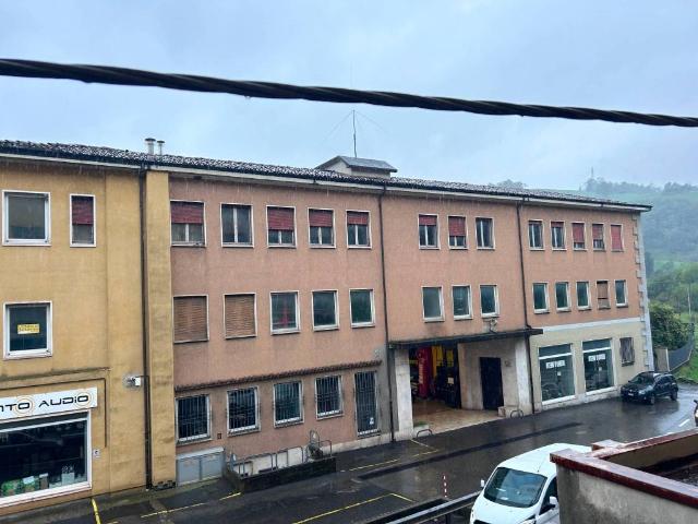 Locale Commerciale in vendita a Leffe, Bergamo