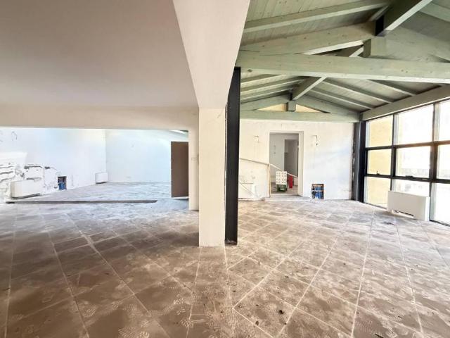 Locale Commerciale in vendita a Leffe, Lombardia