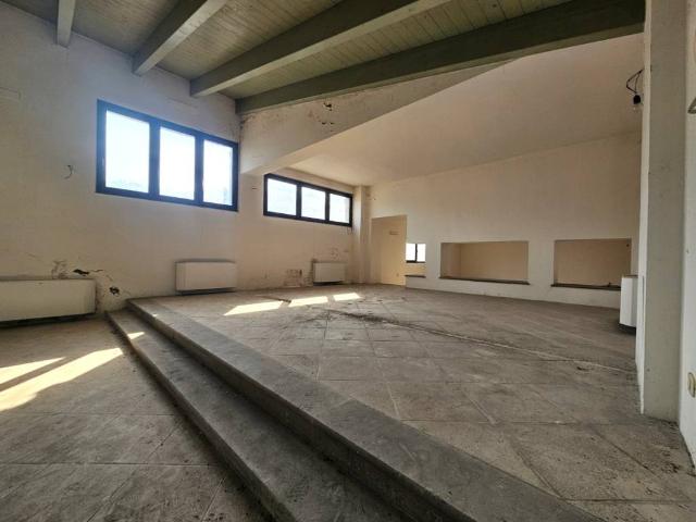 Locale Commerciale in vendita a Leffe, Lombardia
