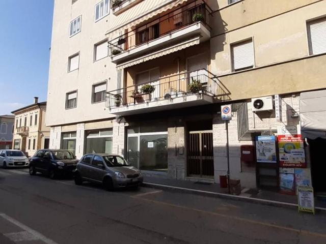 Locale Commerciale in vendita a Legnago, Verona