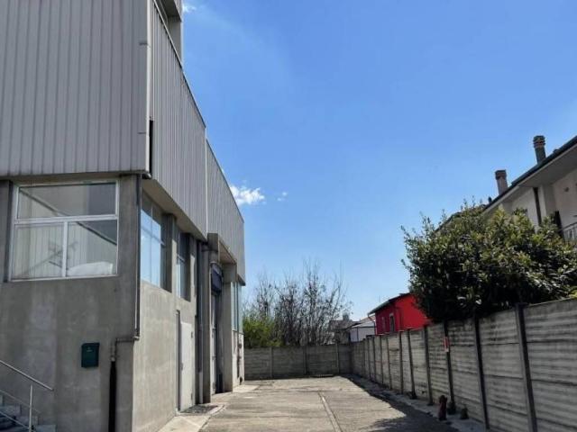 Locale Commerciale in vendita a Oltrestazione, Legnano
