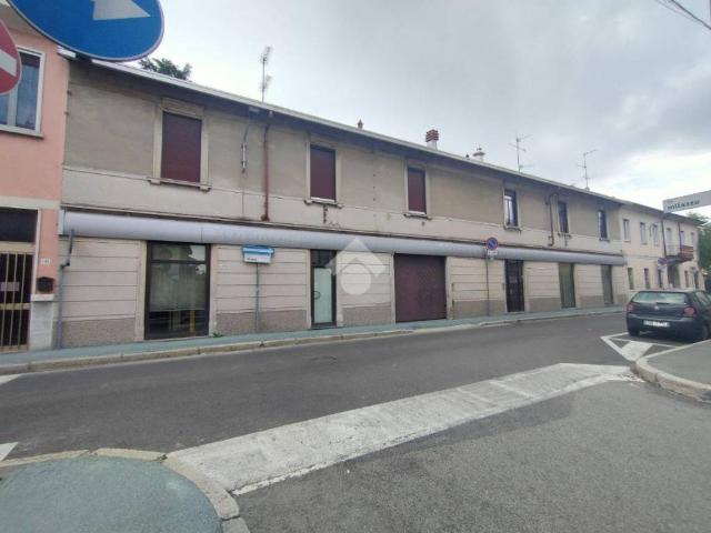 Locale Commerciale in vendita a Oltresempione, Legnano