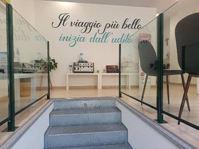 Locale Commerciale in vendita a Oltresempione, Legnano