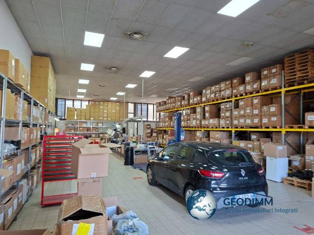 Locale Commerciale in vendita a Oltrestazione, Legnano