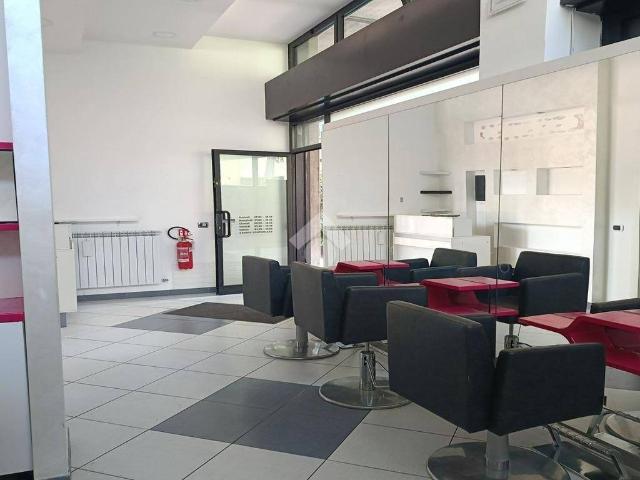 Locale Commerciale in vendita a Oltrestazione, Legnano