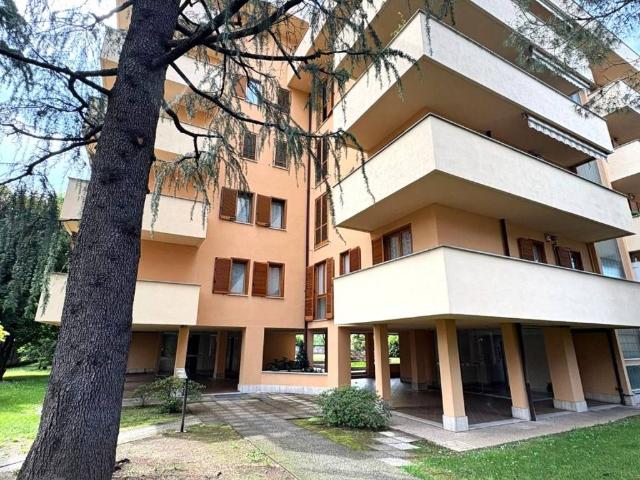 Locale Commerciale in vendita a Oltrestazione, Legnano