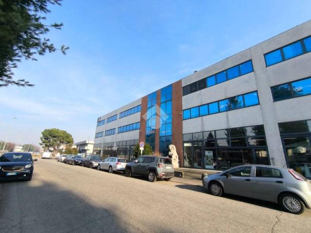 Locale Commerciale in vendita a Oltresempione, Legnano