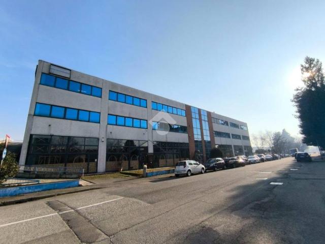 Locale Commerciale in vendita a Oltresempione, Legnano