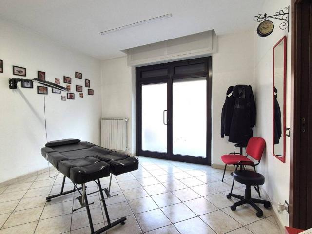 Locale Commerciale in vendita a Oltresempione, Legnano