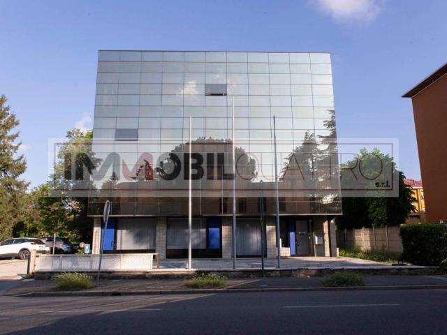 Locale Commerciale in vendita a Oltresempione, Legnano