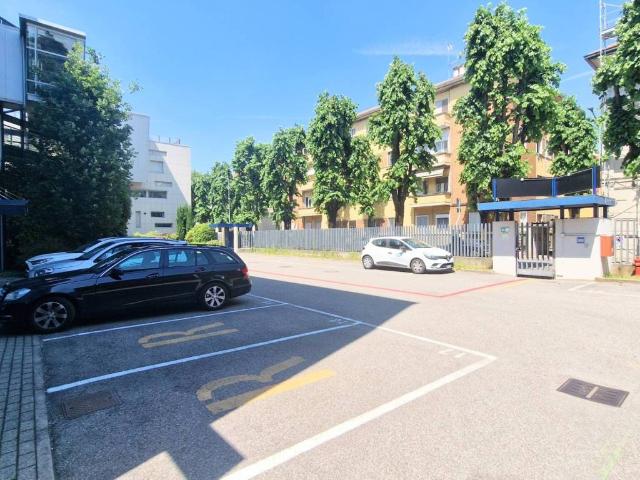 Locale Commerciale in vendita a Oltrestazione, Legnano