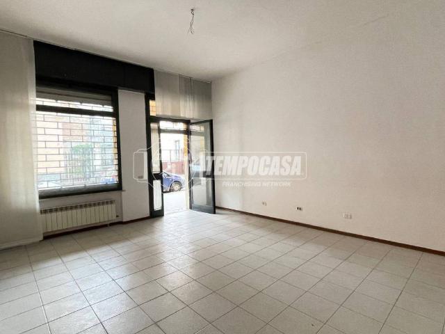 Locale Commerciale in vendita a Oltrestazione, Legnano