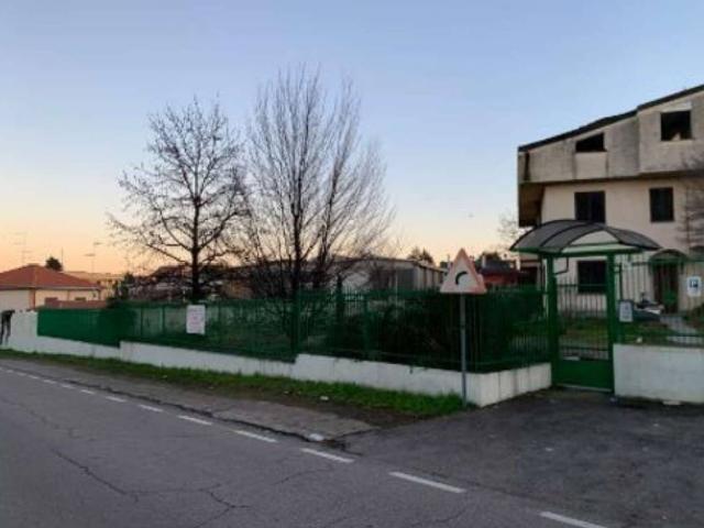 Locale Commerciale in vendita a Oltrestazione, Legnano
