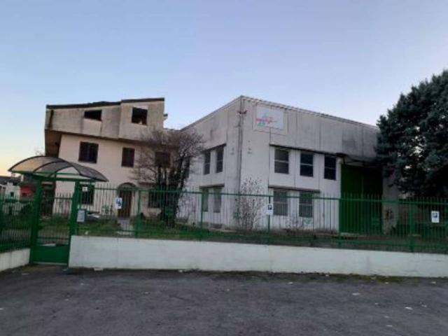 Locale Commerciale in vendita a Oltrestazione, Legnano