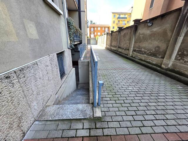 Locale Commerciale in vendita a Oltrestazione, Legnano