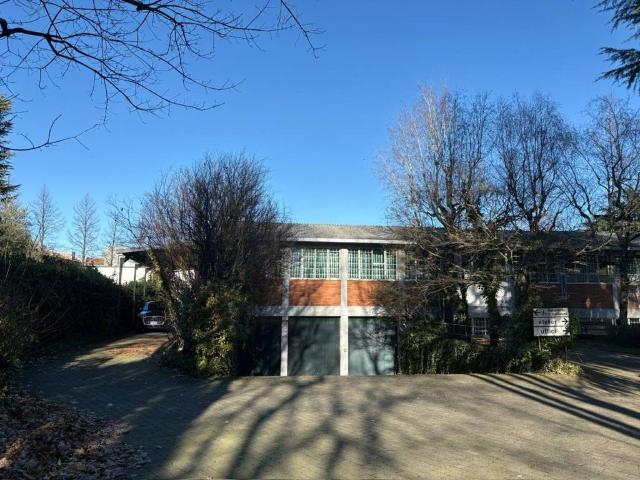 Locale Commerciale in vendita a Oltresempione, Legnano