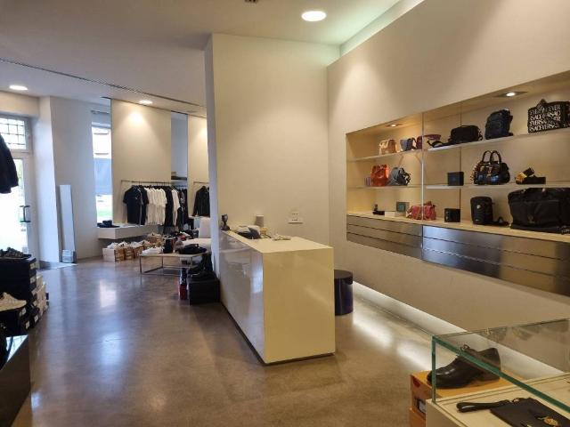 Locale Commerciale in vendita a Oltresempione, Legnano