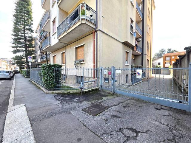 Locale Commerciale in vendita a La Flora, Legnano