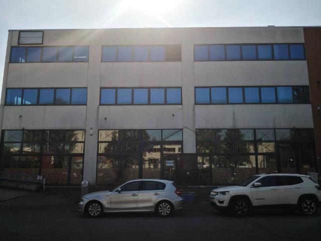 Locale Commerciale in vendita a Oltresempione, Legnano