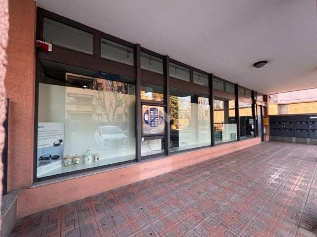 Locale Commerciale in vendita a Oltrestazione, Legnano