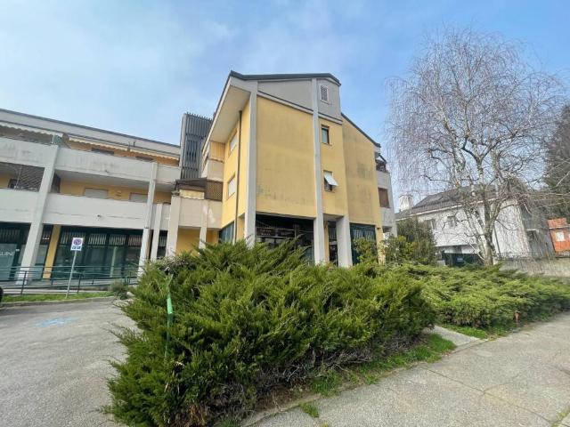 Locale Commerciale in vendita a Oltrestazione, Legnano