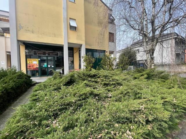 Locale Commerciale in vendita a Oltrestazione, Legnano