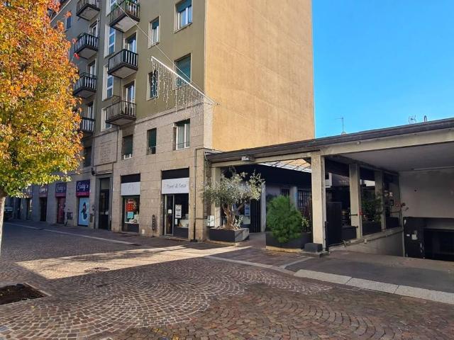 Locale Commerciale in vendita a Oltresempione, Legnano