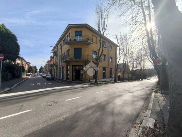 Locale Commerciale in vendita a Oltresempione, Legnano