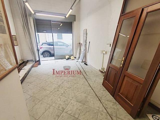 Locale Commerciale in vendita a Oltresempione, Legnano