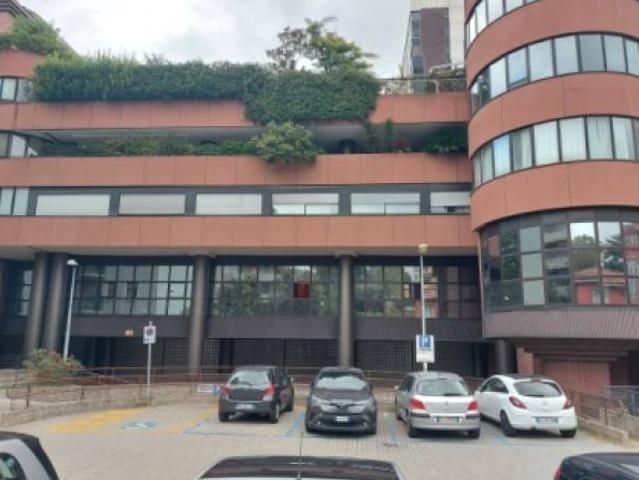 Locale Commerciale in vendita a Oltresempione, Legnano