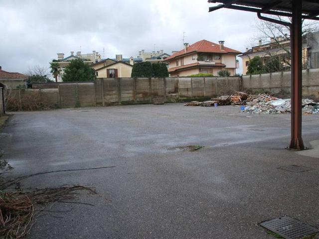 Locale Commerciale in vendita a Oltrestazione, Legnano