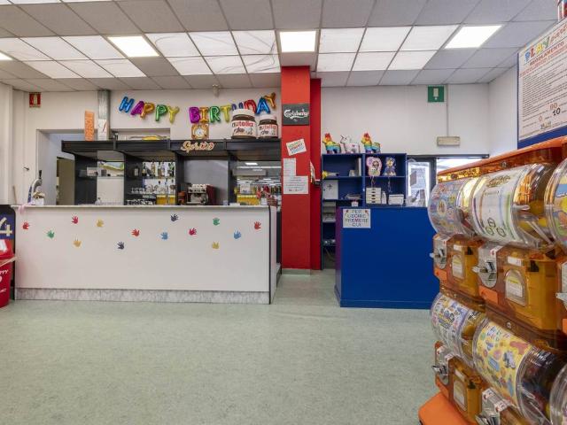 Locale Commerciale in vendita a Oltrestazione, Legnano