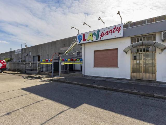 Locale Commerciale in vendita a Oltrestazione, Legnano