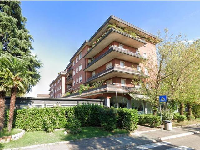 Locale Commerciale in vendita a Oltresempione, Legnano