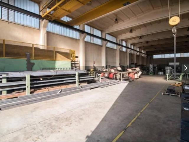 Locale Commerciale in vendita a Oltrestazione, Legnano