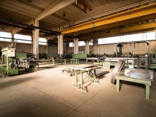 Locale Commerciale in vendita a Oltrestazione, Legnano