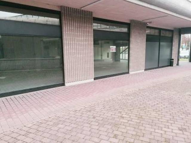Locale Commerciale in vendita a Oltresempione, Legnano